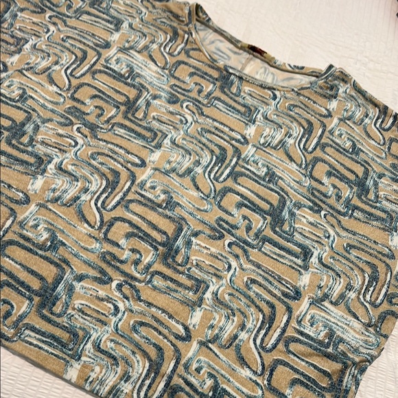 Abstract Patterned Women's Top - Picture 5 of 8